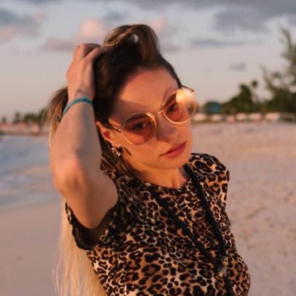 Meet your Posher, Raluca - Picture 1 of 1